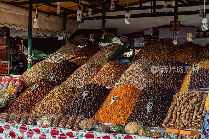 在北非摩洛哥马拉喀什Djemaa El Fna广场街道上的坚果店